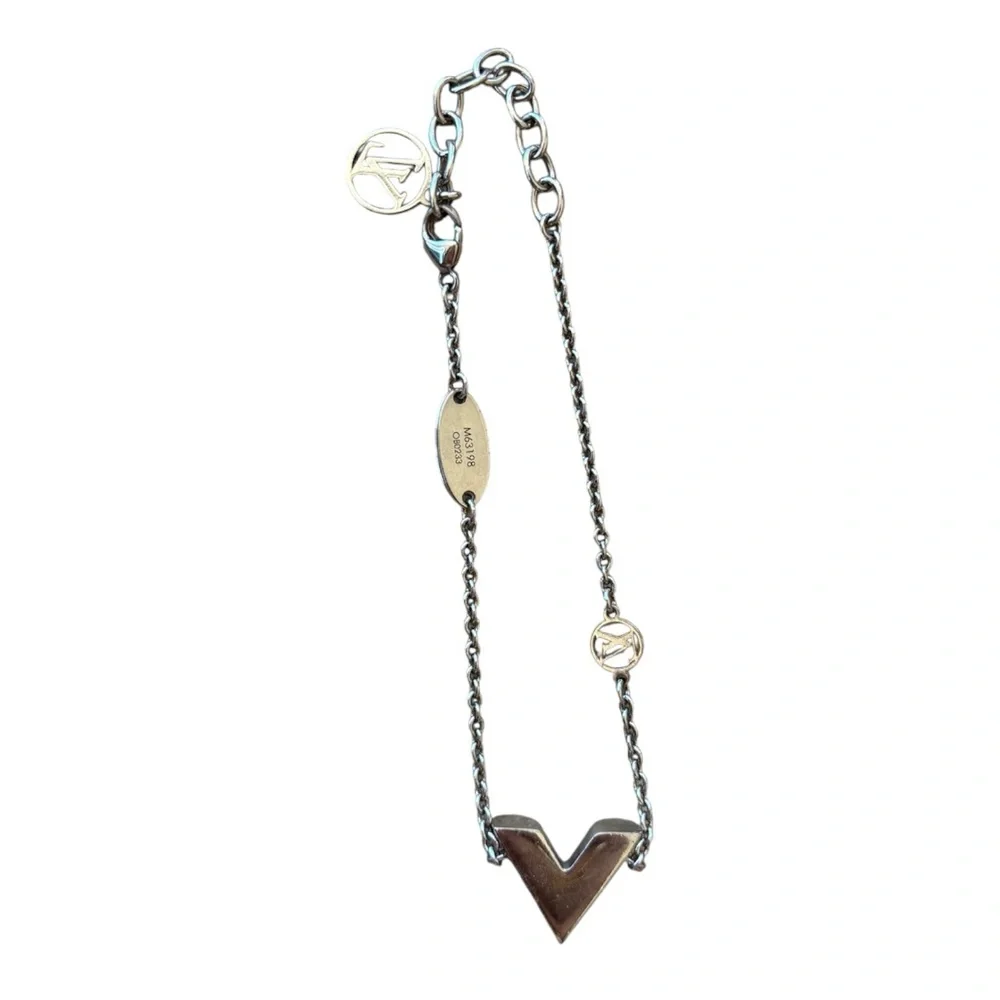 Louis Vuitton Essential V Bracelet - Picture 6 of 6